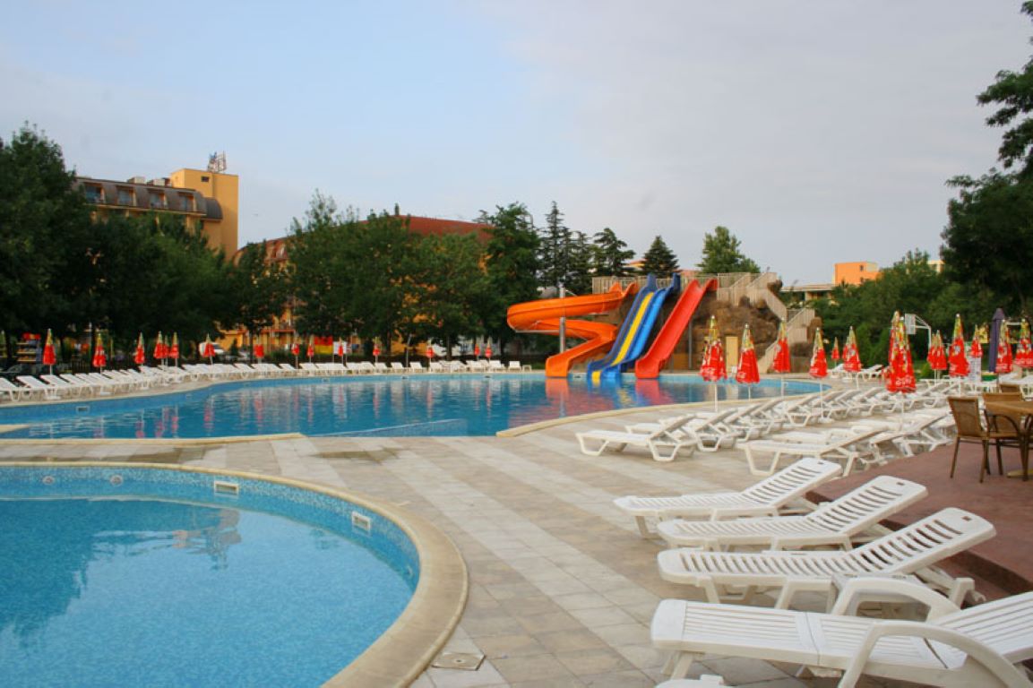 Hotel Iskar-Kompleks bazena.jpg