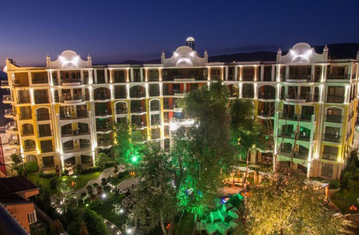 Harmony Suites Jungle-Izgled nocu.jpg