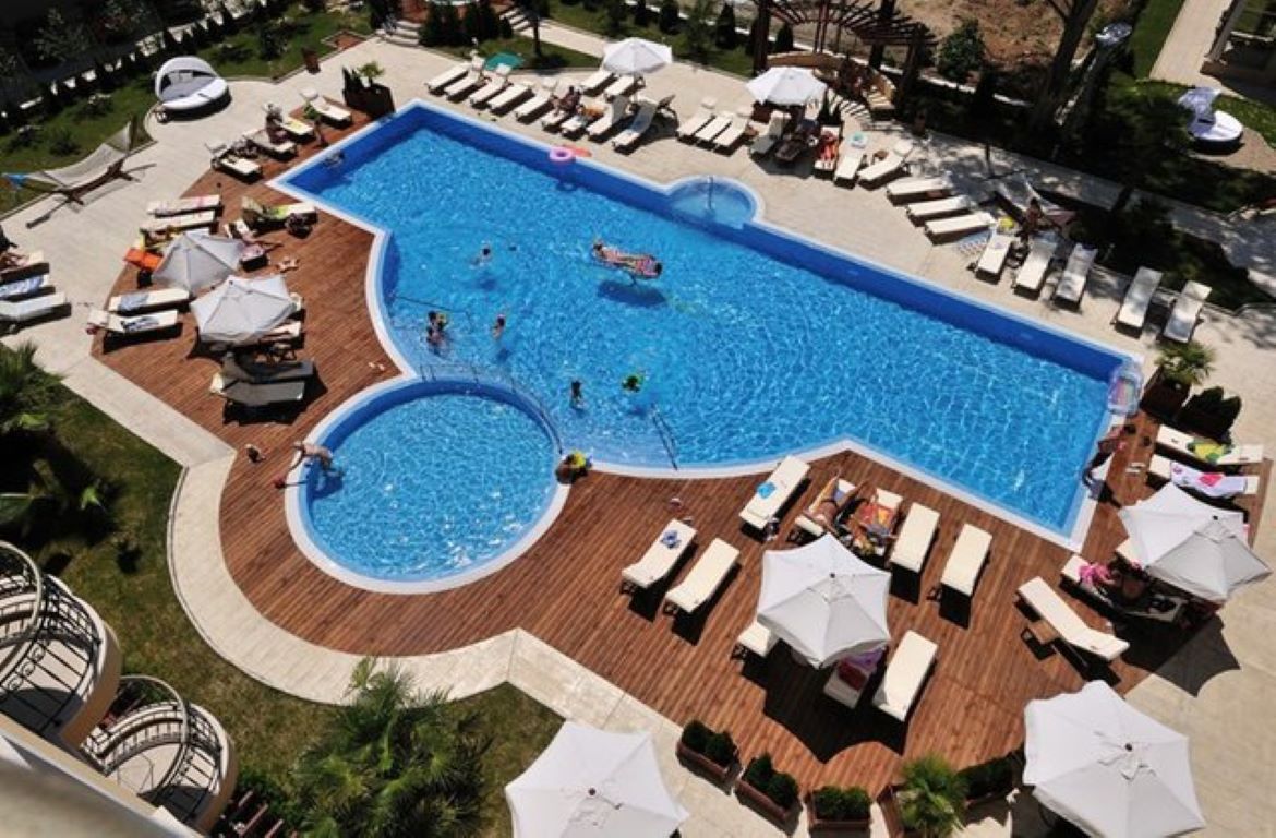 Harmony Suites Jungle-Kompleks bazena.jpg