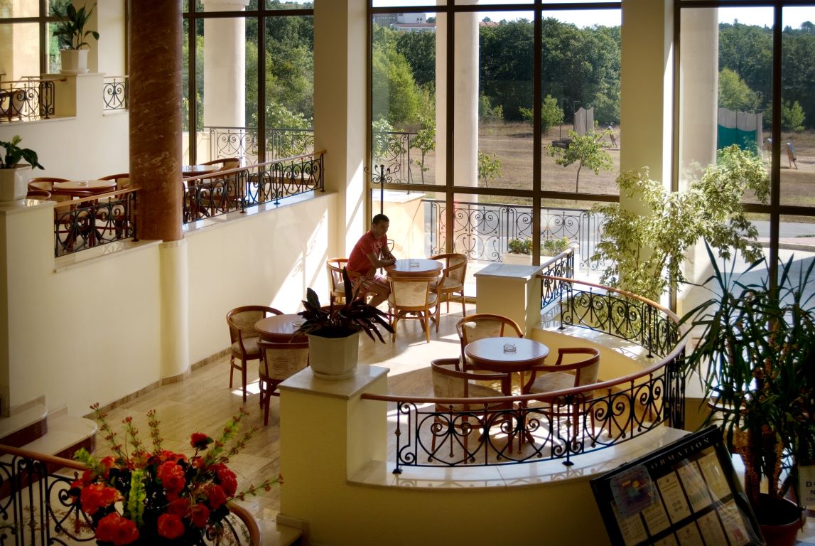 Hotel Belleville lobby bar.jpg