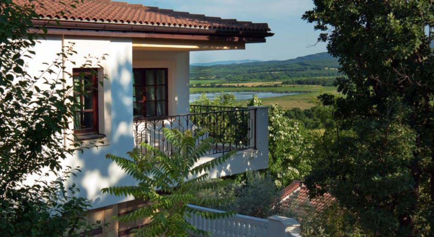 Holiday Village Hotel vila.jpg