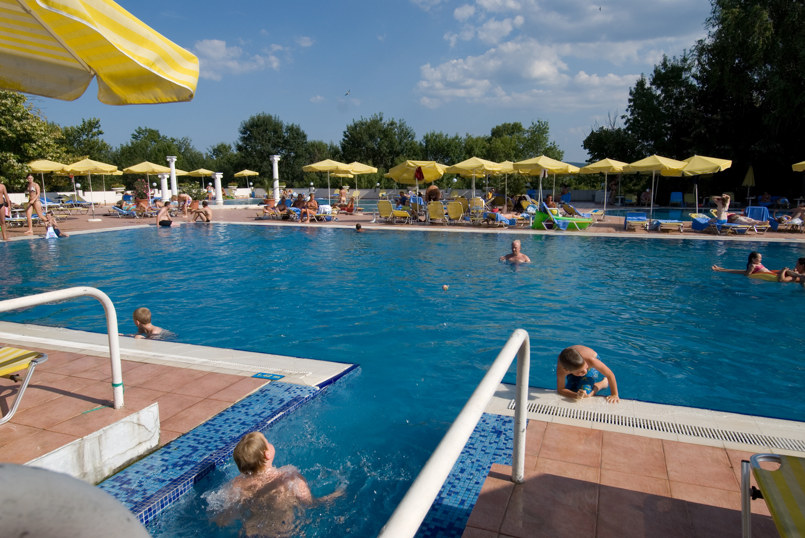 Hotel Holiday Village bazen.jpg