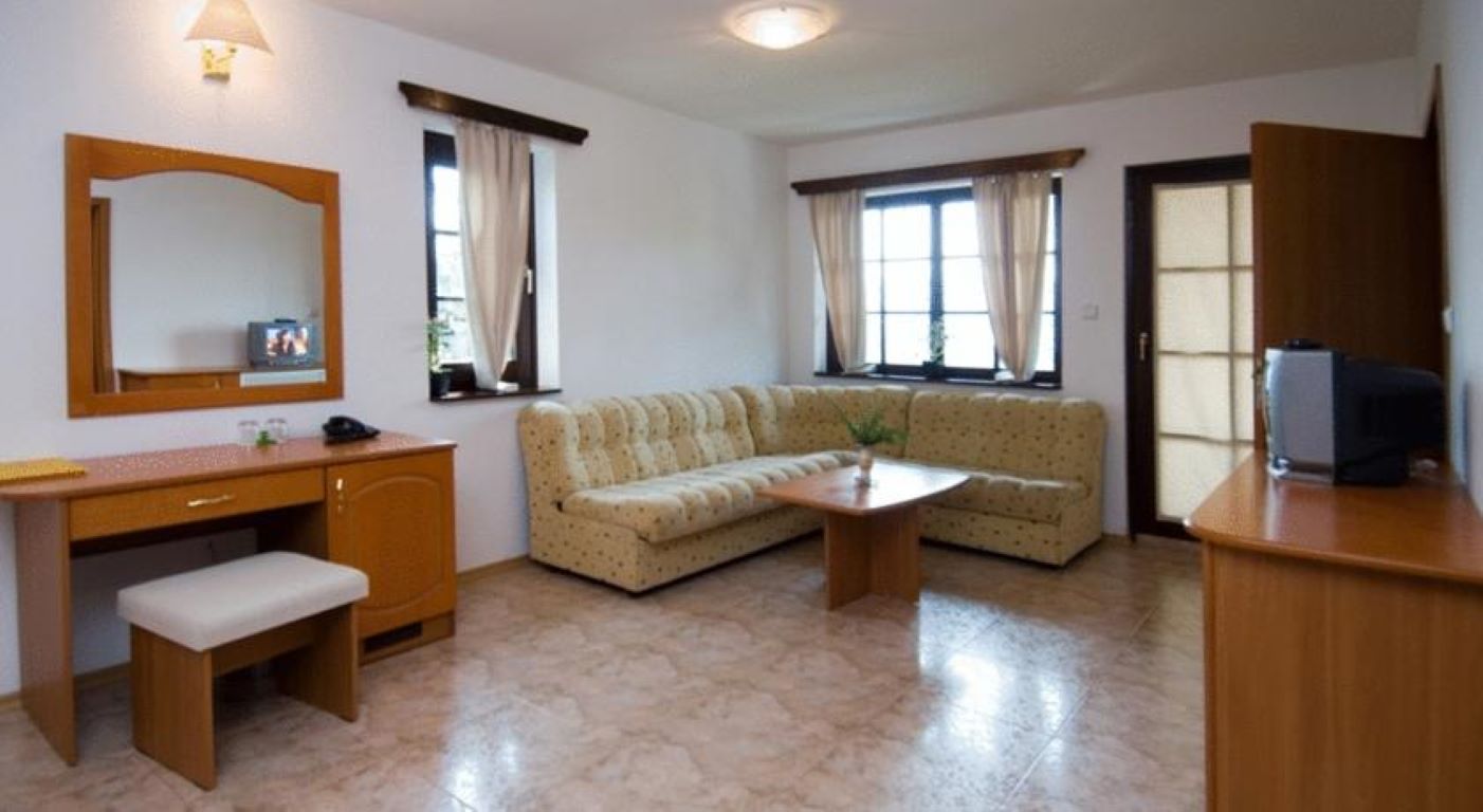 Hotel Holiday Village dnevna soba.jpg