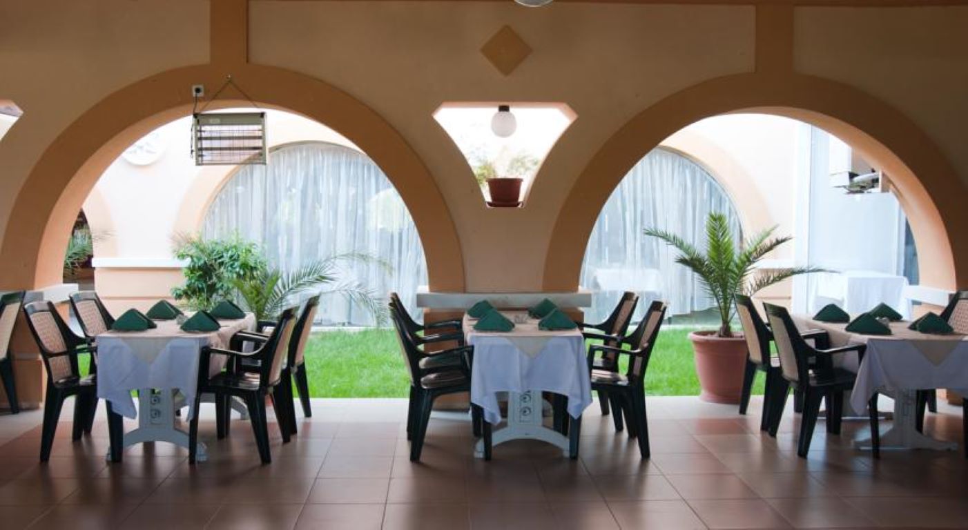 Hotel Holiday Village restoran.jpg