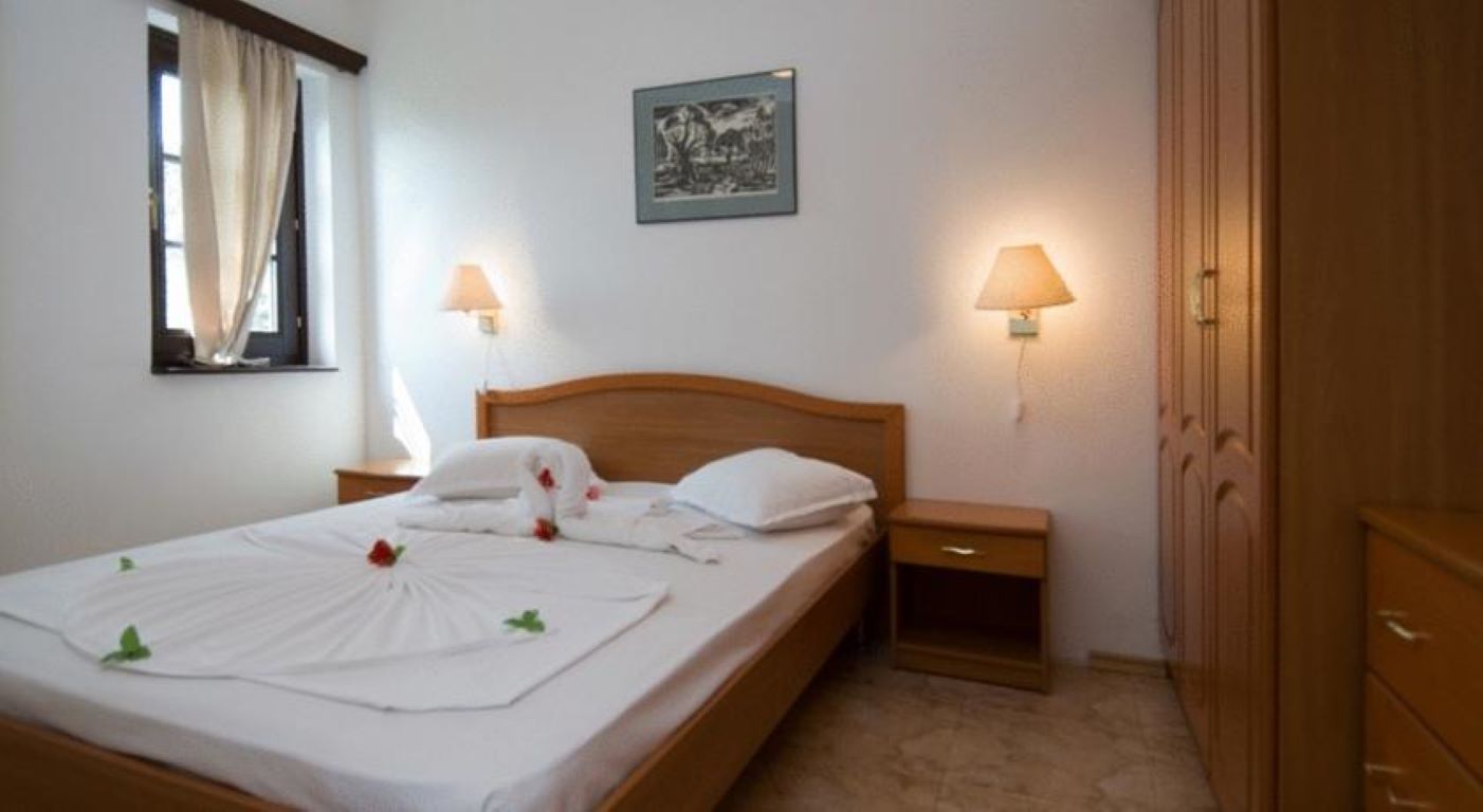 Hotel Holiday Village spavaca soba.jpg