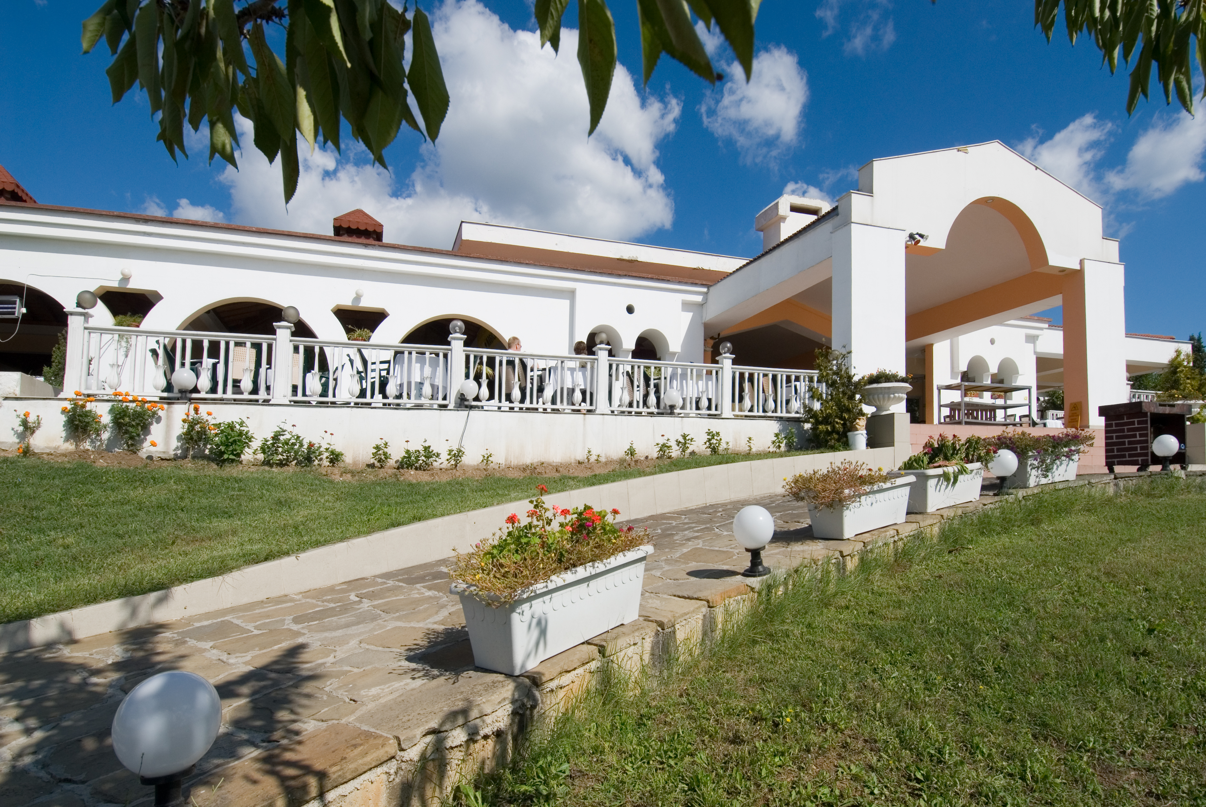 Hotel Holiday Village.jpg