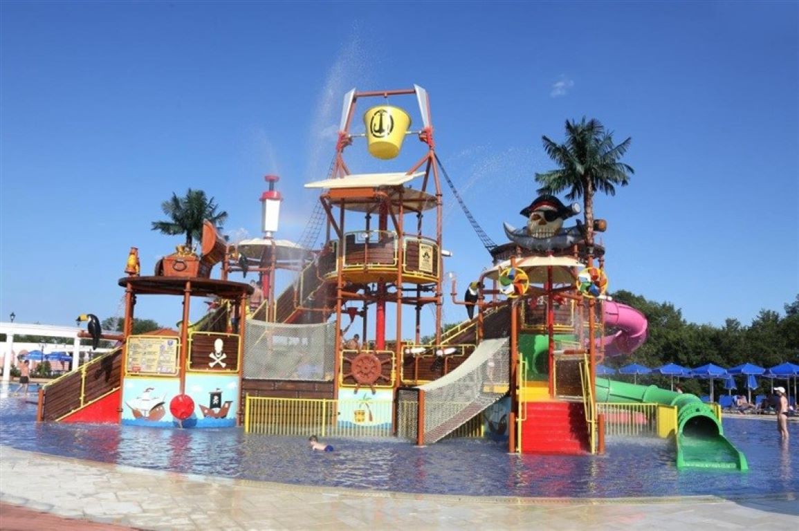 Pelican hotel aqua park.jpg