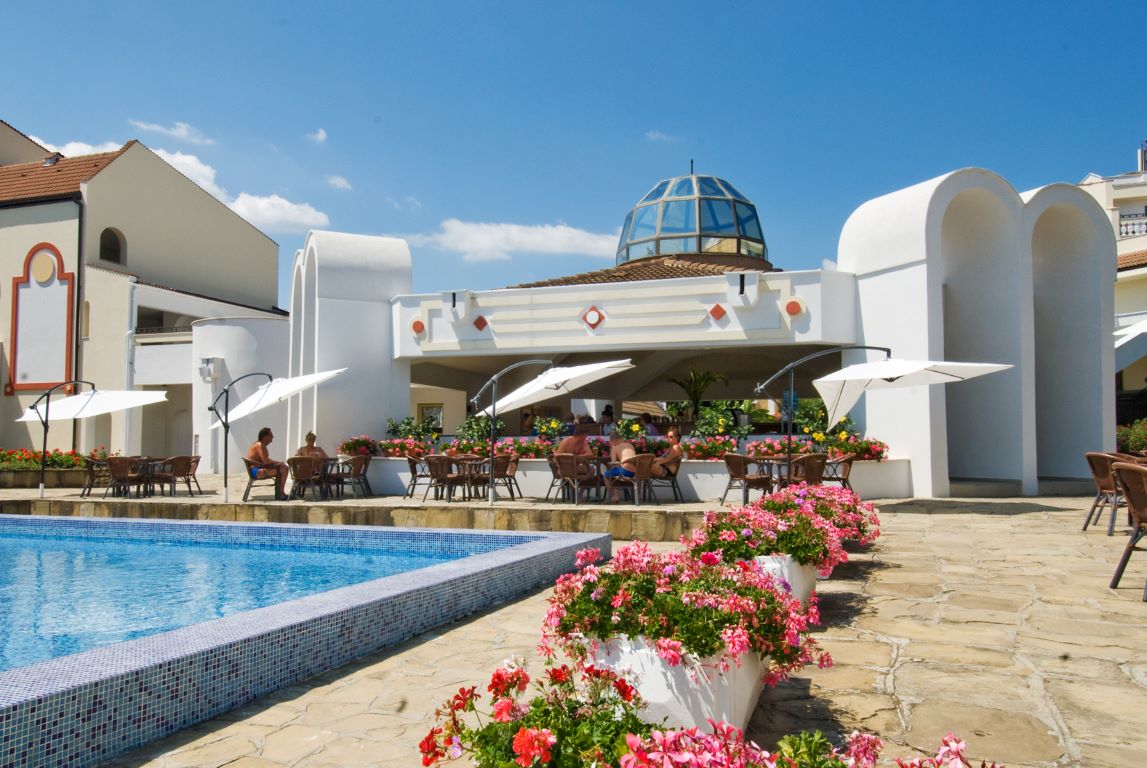 Pelican hotel pool bar.jpg