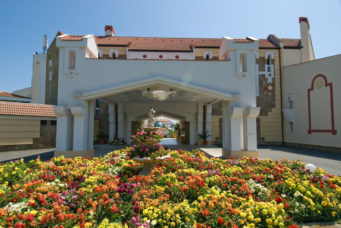 Pelican hotel ulaz.jpg