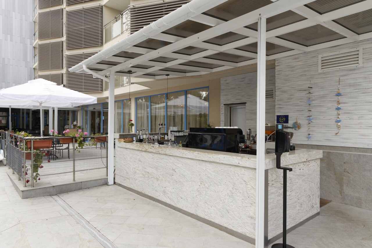 Hotel Slavey-Bar na bazenu.jpg