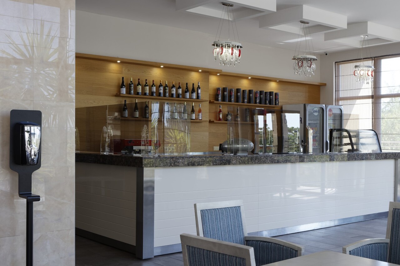 Hotel Slavey-Lobby bar.jpg