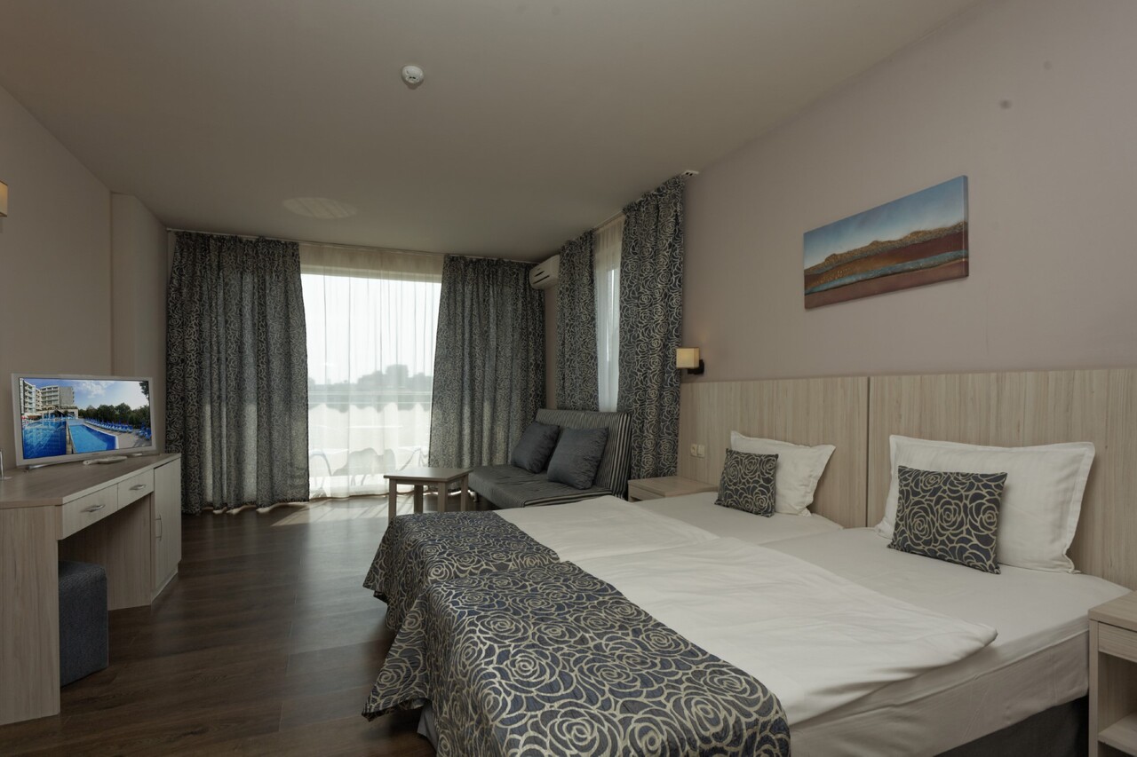 Hotel Slavey-Standardna large soba delimican pogled more.jpg