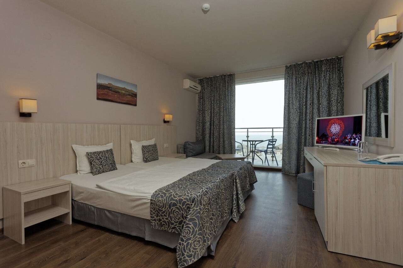 Slavey Hotel-Standardna soba delimican pogled more.jpg