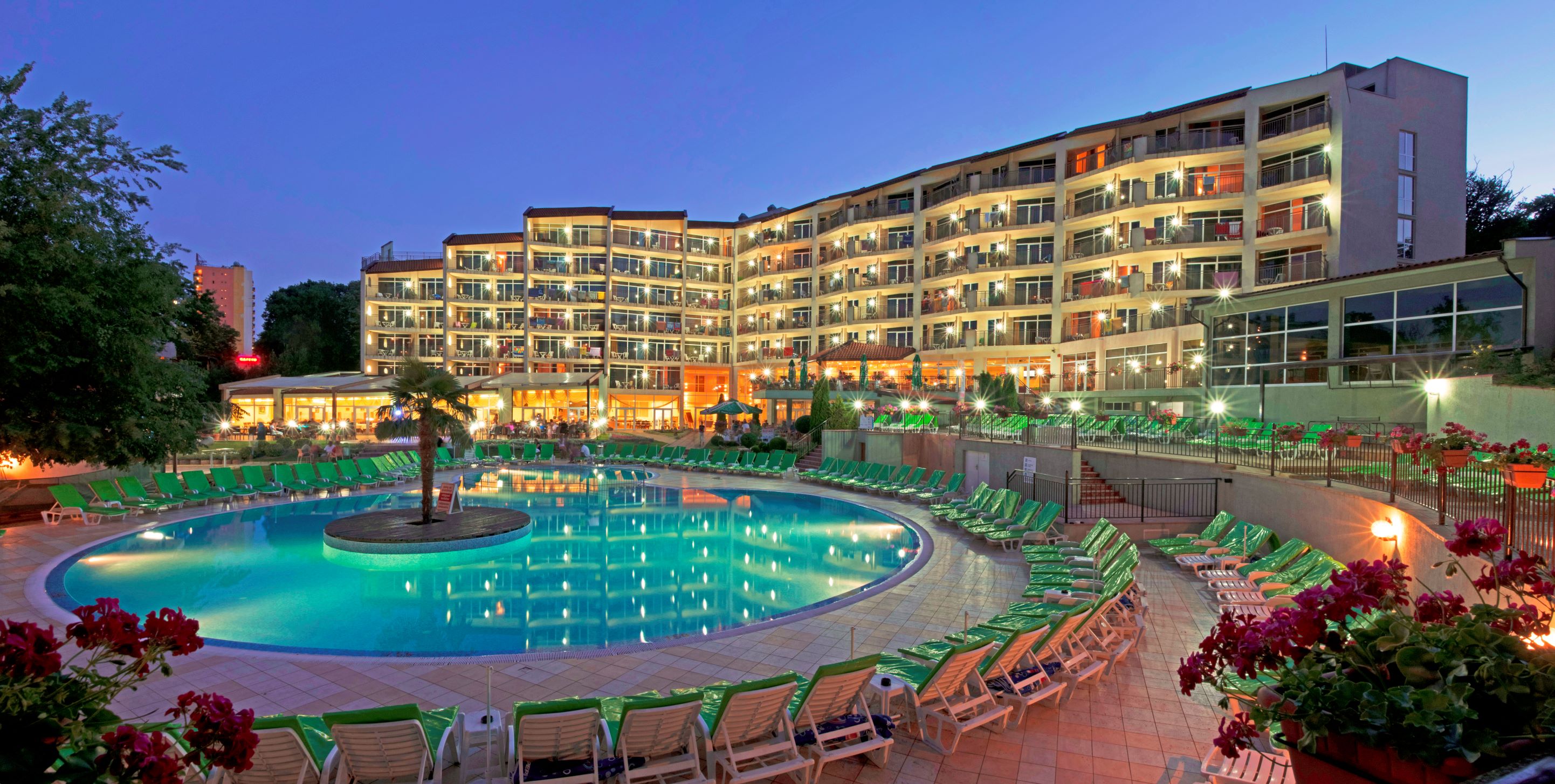 Madara Park Hotel-Nocni izgled.jpg