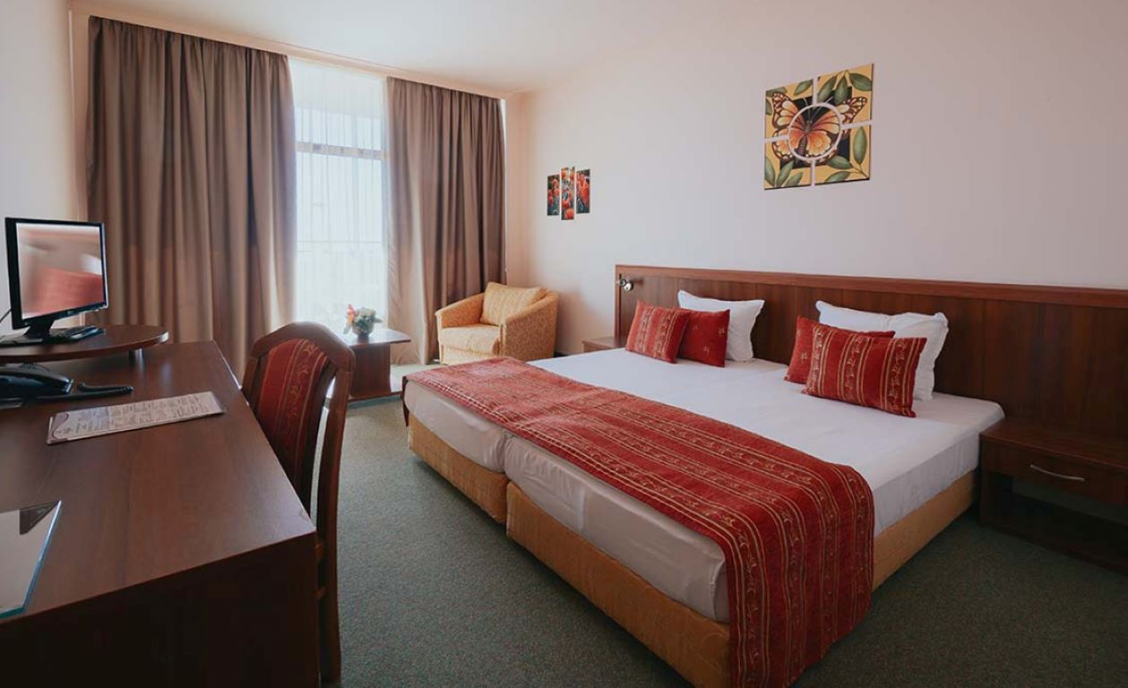 Hotel Kristal-Standardna soba delimican pogled more.jpg