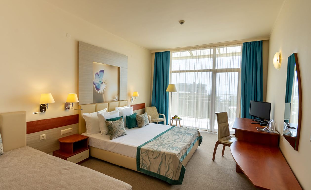 Kristal Hotel-Trokrevetna soba.jpg