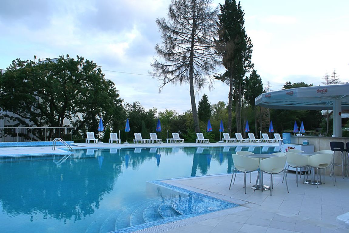 Aqua Azur Hotel-Bar na bazenu.jpg