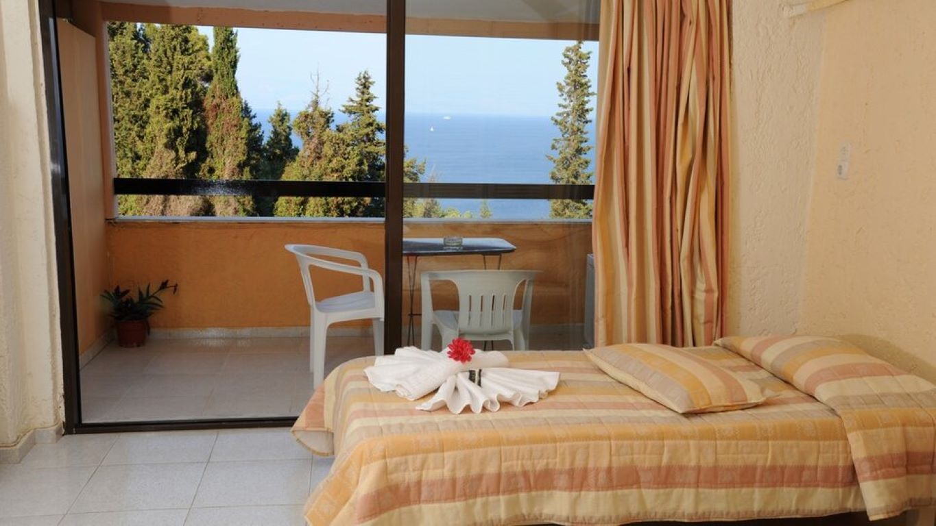 Benitses Bay View hotel terasa.jpg