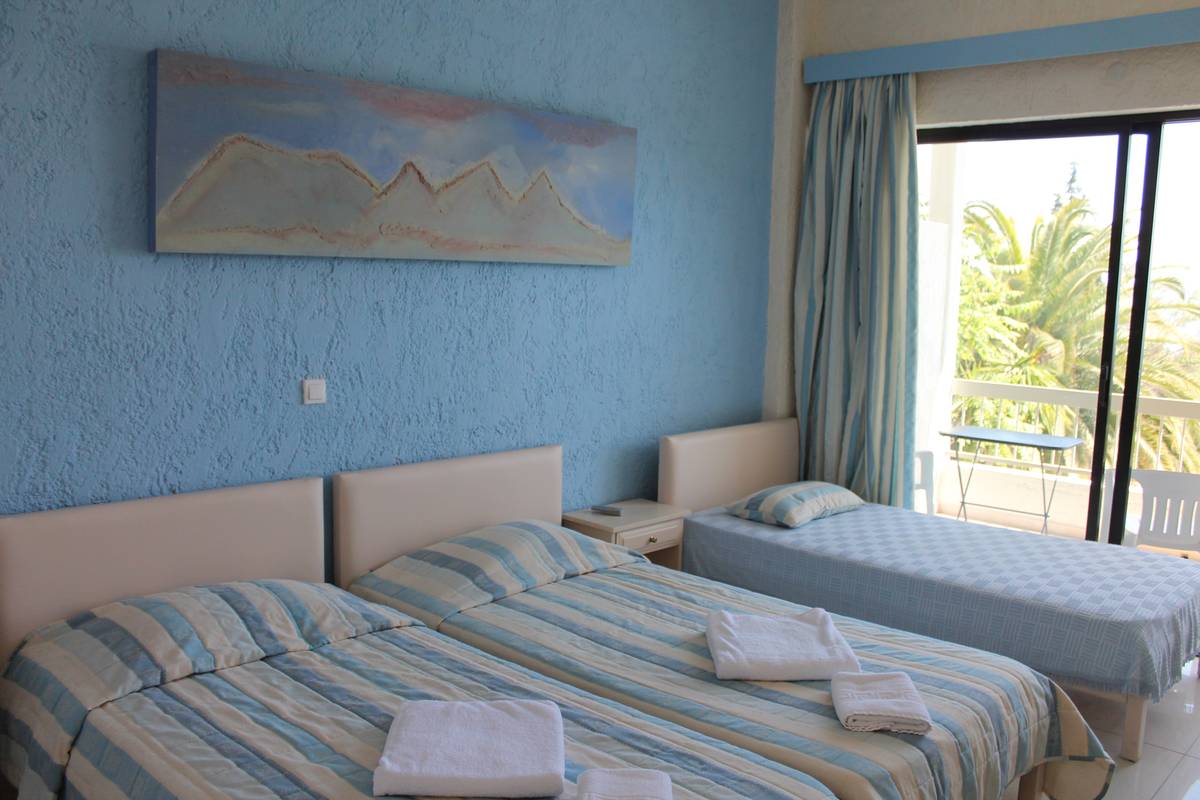 Benitses Bay View hotel trokrevetna standrard soba.jpg