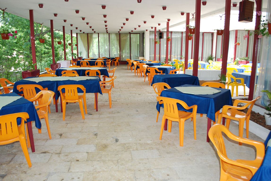 Hotel Joliot Curie-Terasa restorana.jpg