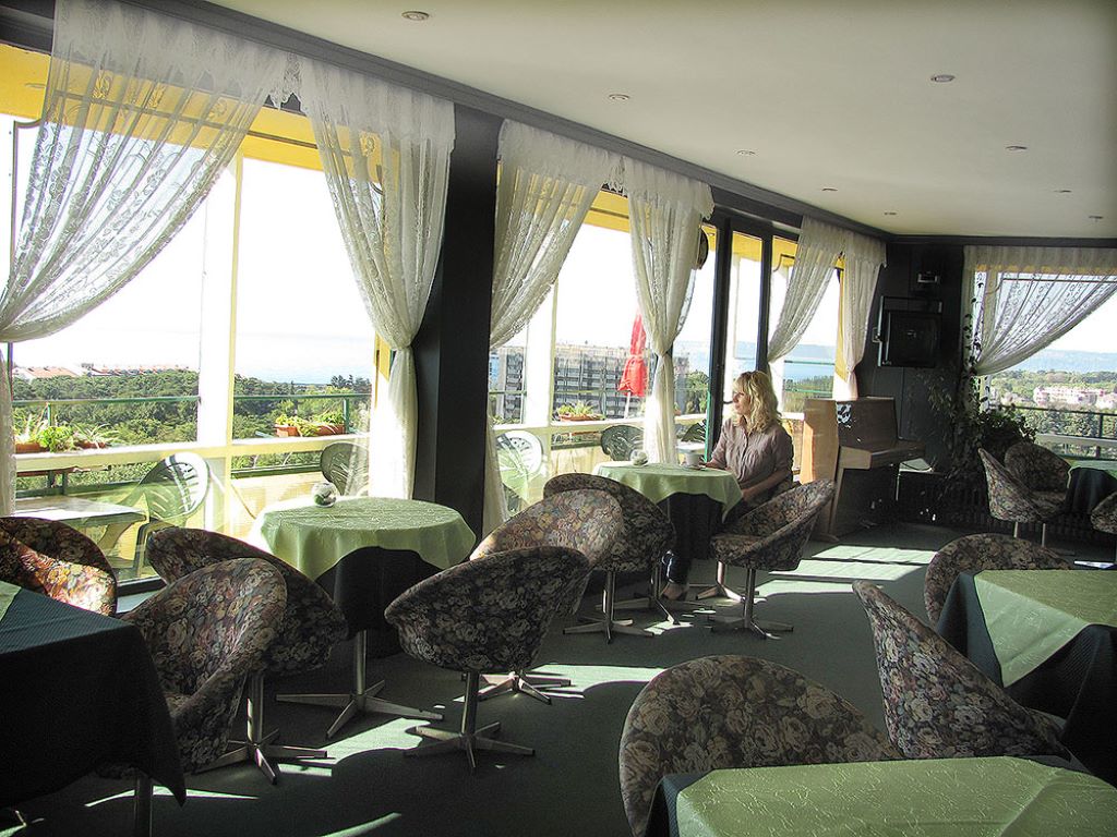 Joliot Curie Hotel-Bar.jpg