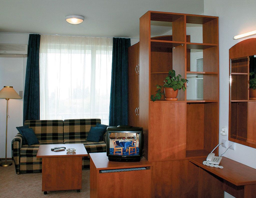 Joliot Curie Hotel-Standardna porodicna soba.jpg