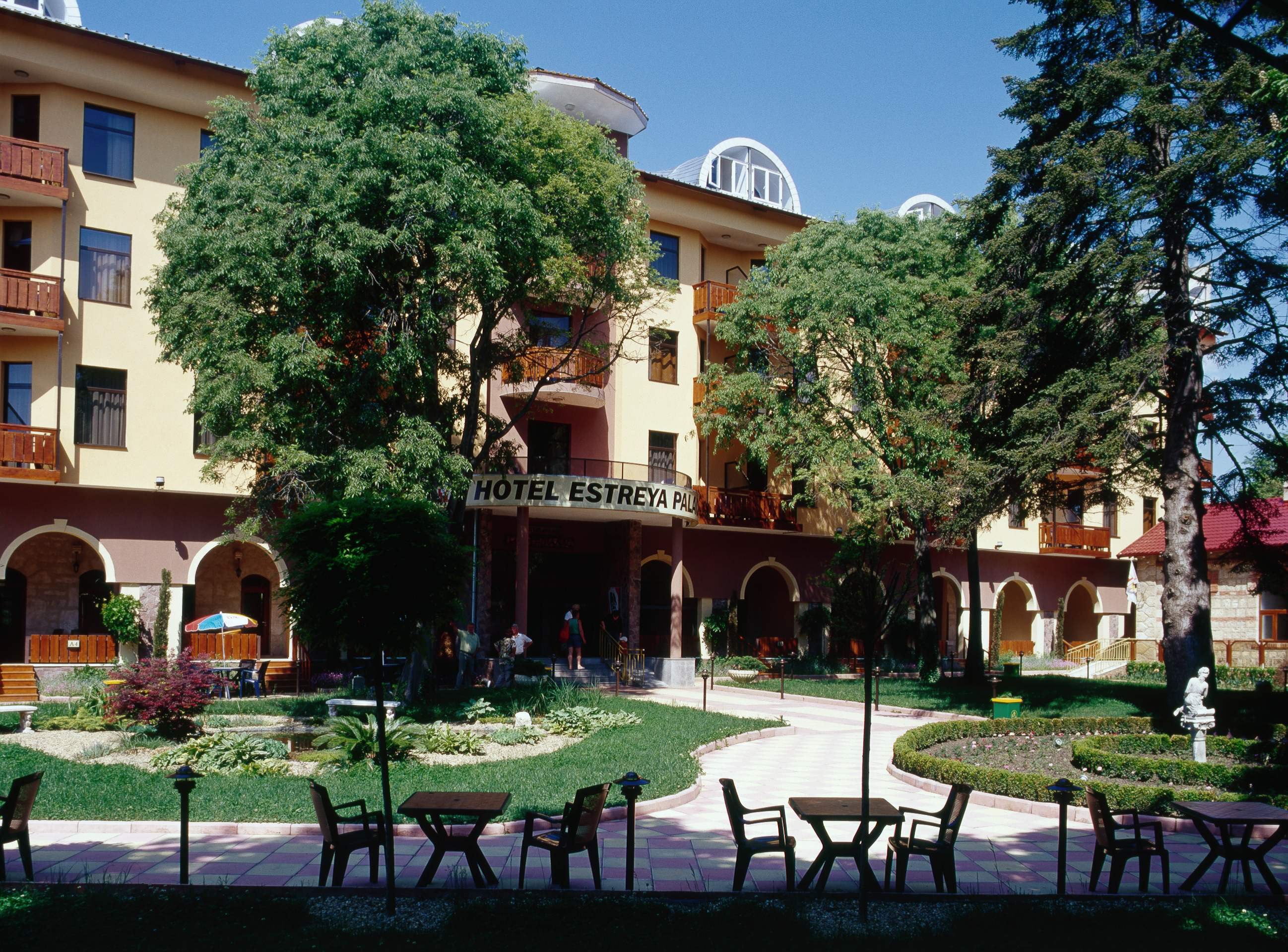 Estreya Palace Hotel-Ulaz u hotel.jpg