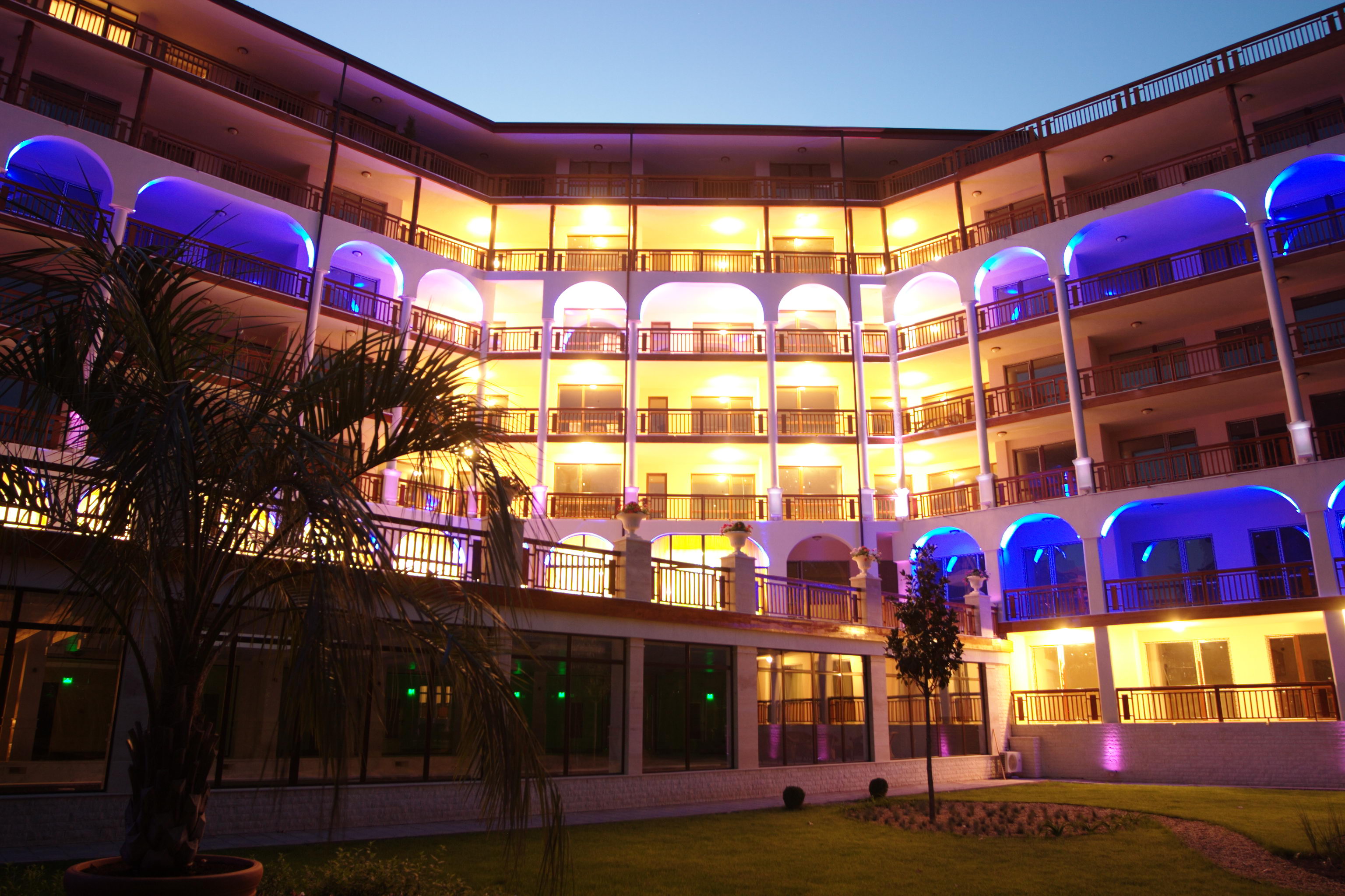 Estreya Residence Hotel-Izgled nocu.jpg