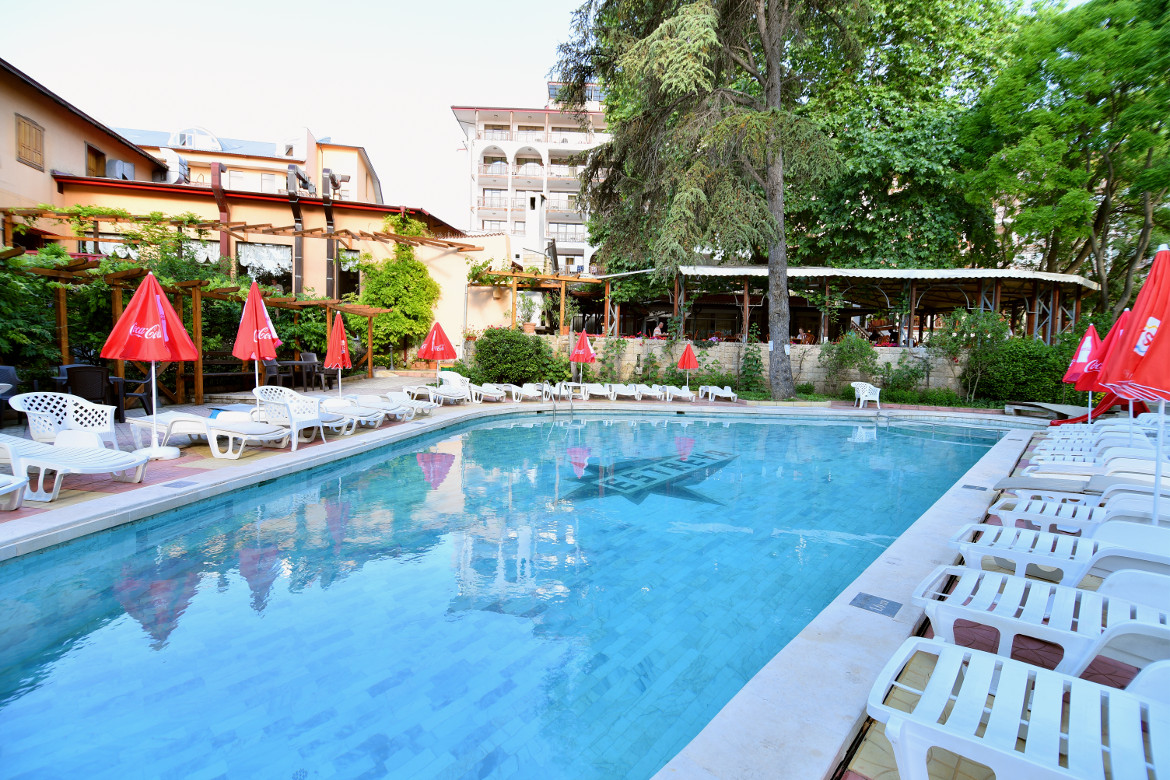 Hotel Estreya Residence-Bazen.jpg