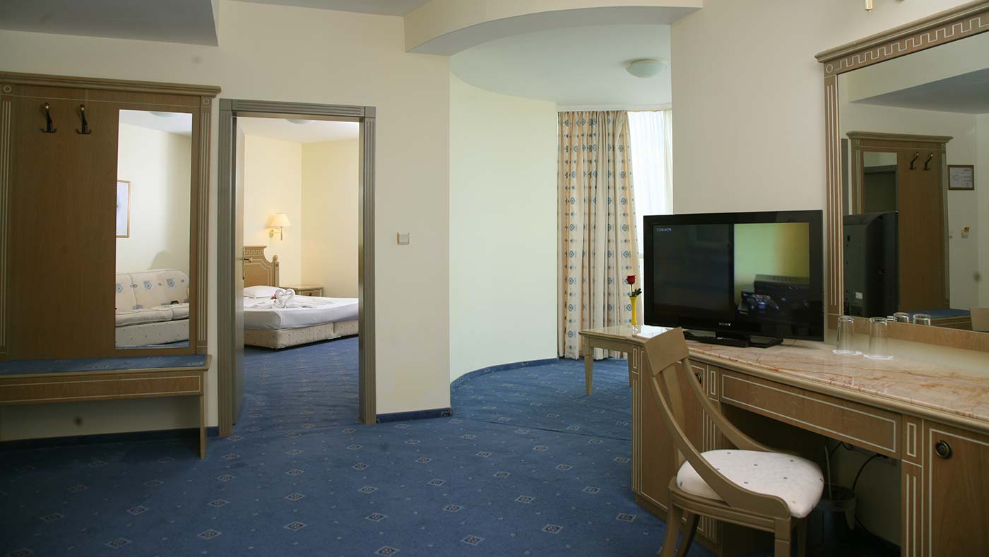 Marina Royal Palace Hotel-Suite.jpg
