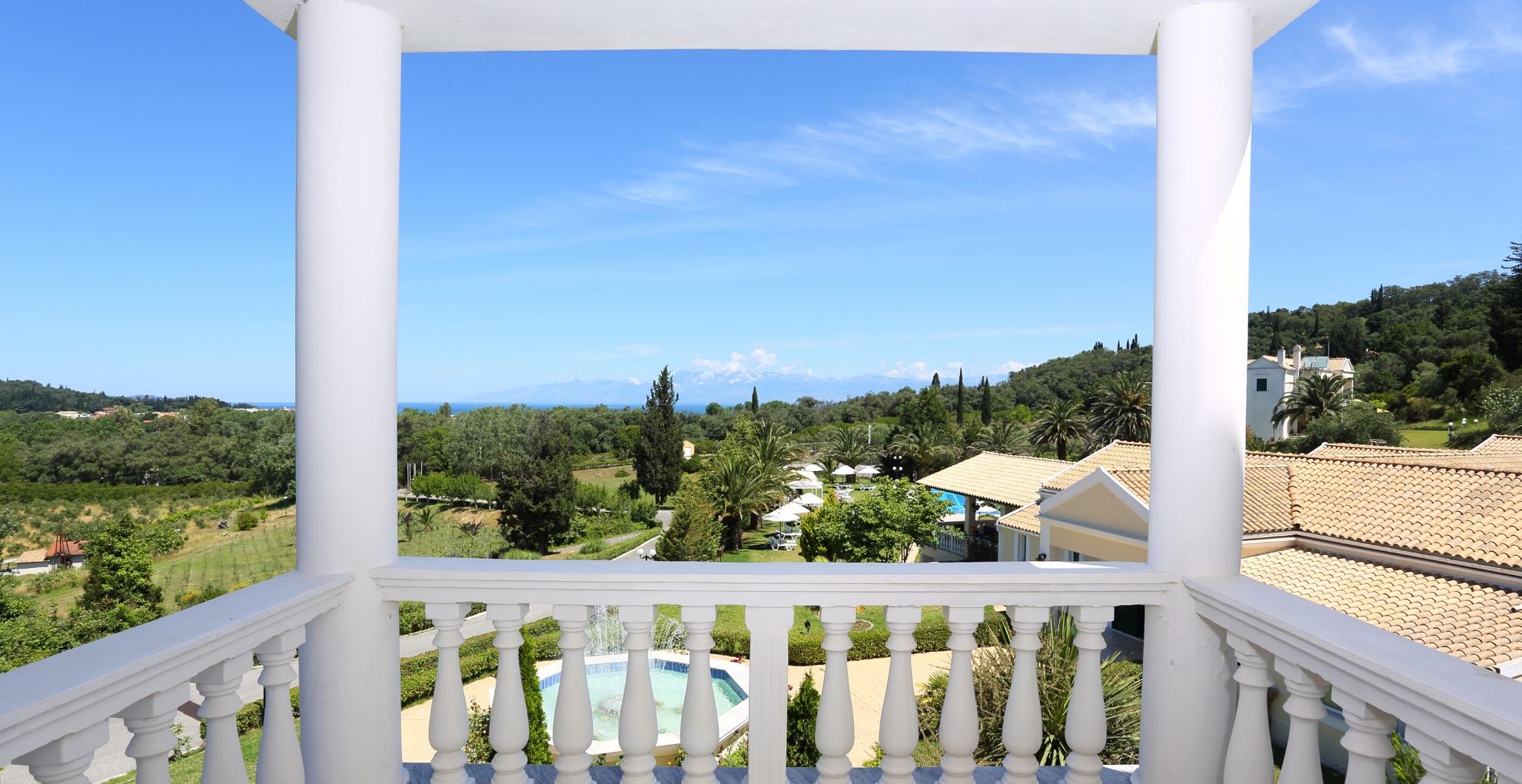 Hotel Rebeccas Village pogled sa terase.jpg