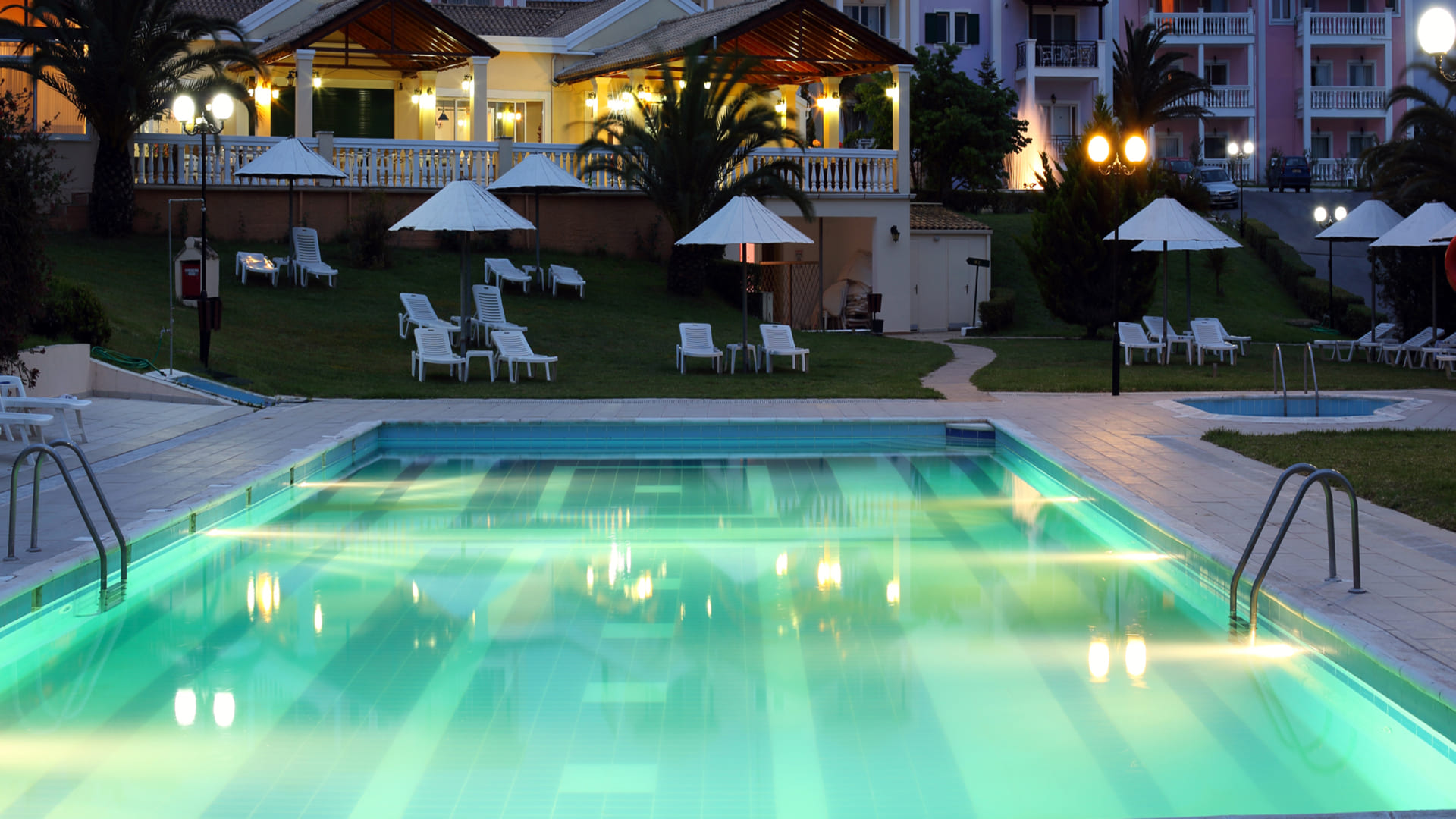 Rebeccas Village hotel bazen nocu.jpg