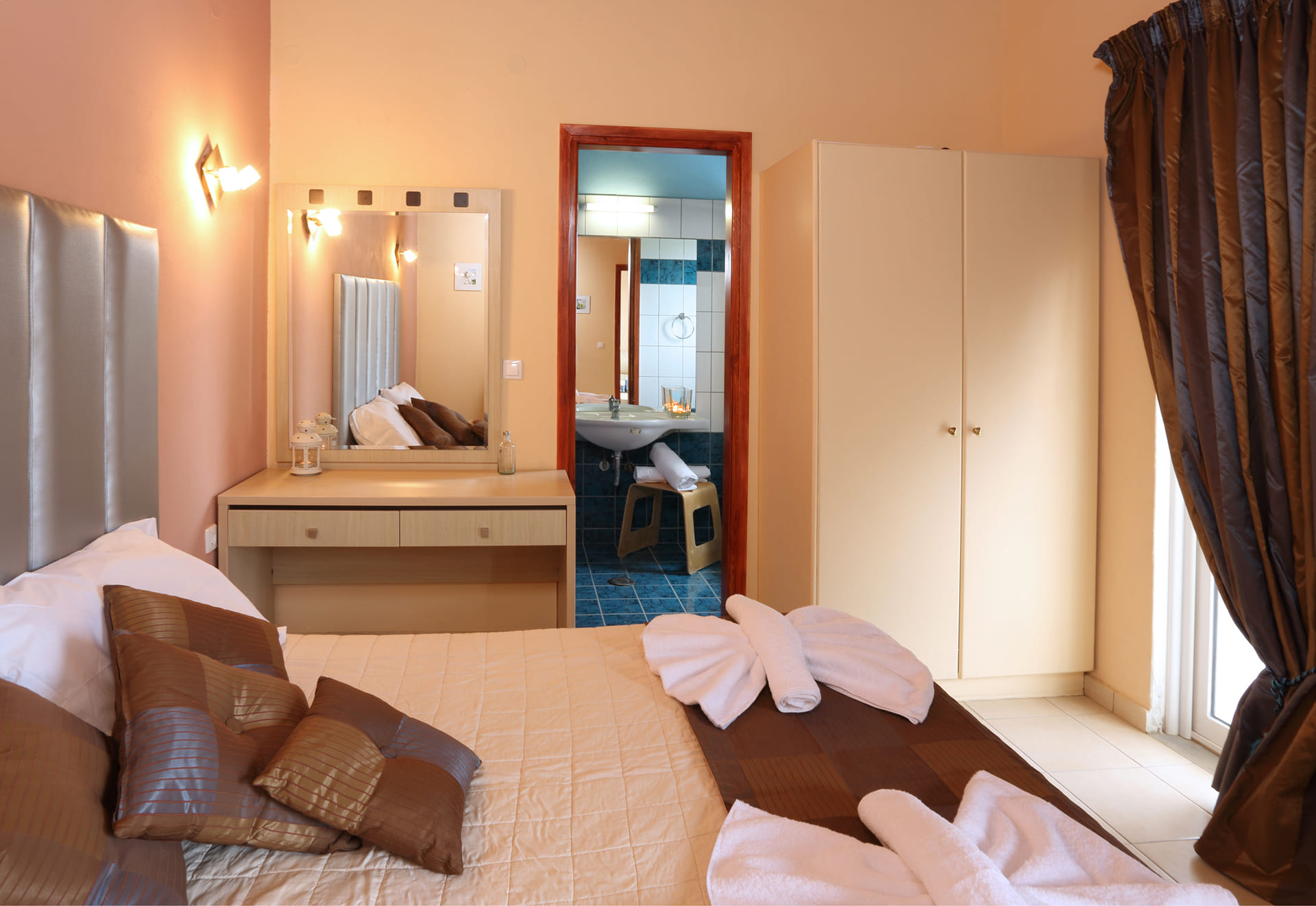Rebeccas Village hotel soba i kupatilo.jpg