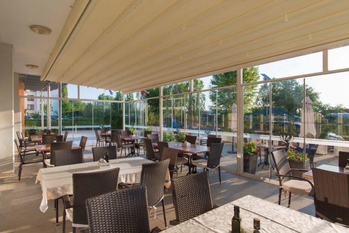 Miramar Kavaci-Terasa restorana.jpg