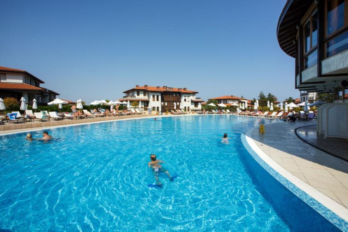 Santa Marina Hotel-Bazen.jpg