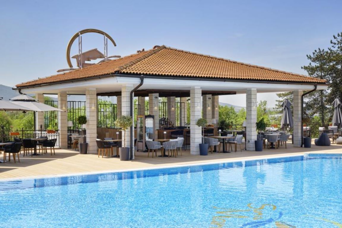 Viva Mare Beach Hotel-Bar na bazenu.jpg