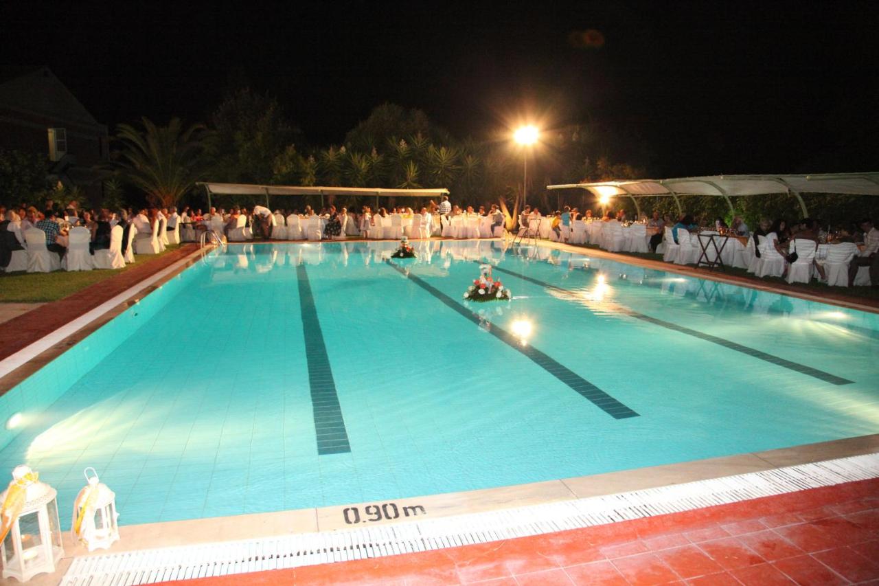 Palatino hotel bazen nocu.jpg