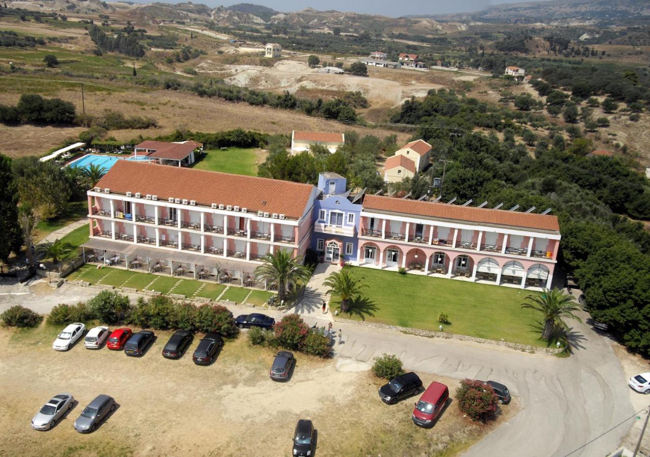 Palatino hotel zgrada i parking.jpg