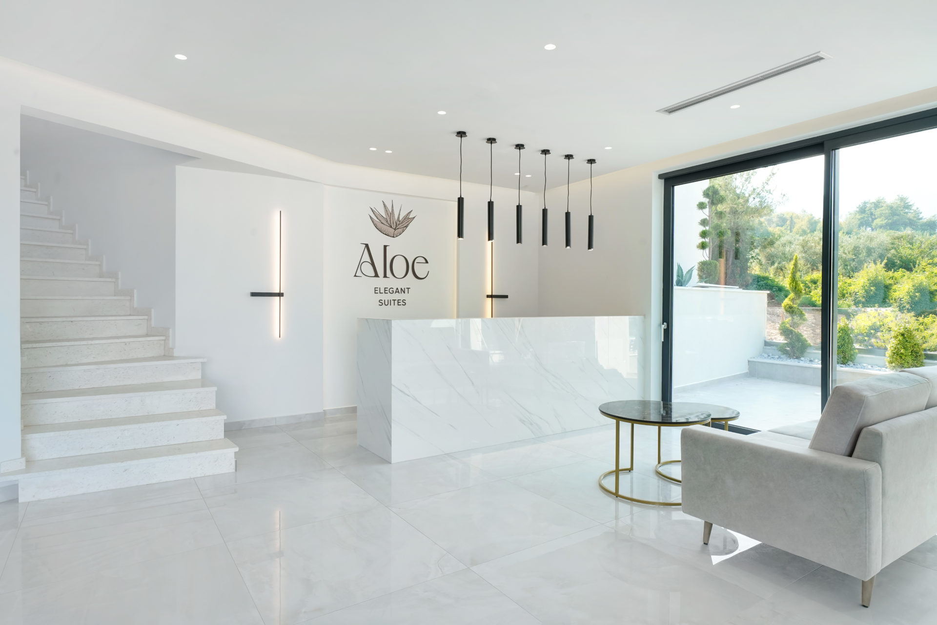 Aloe Elegant Suites recepcija.jpg