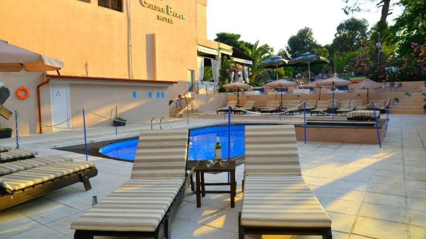 Golden Beach Metamorfosi Hotel-Oblast oko bazena.jpg