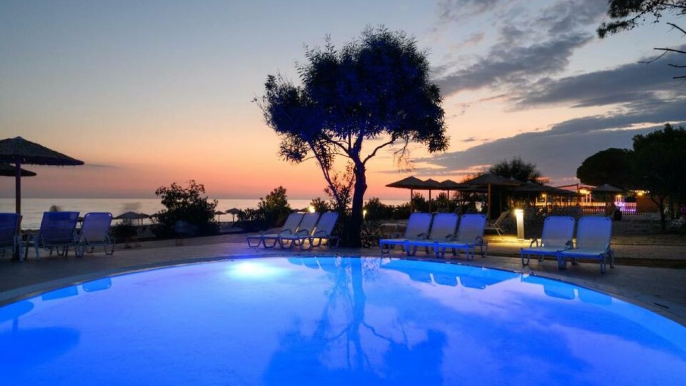 Hotel Golden beach Metamorfosi-Bazen nocu.jpg