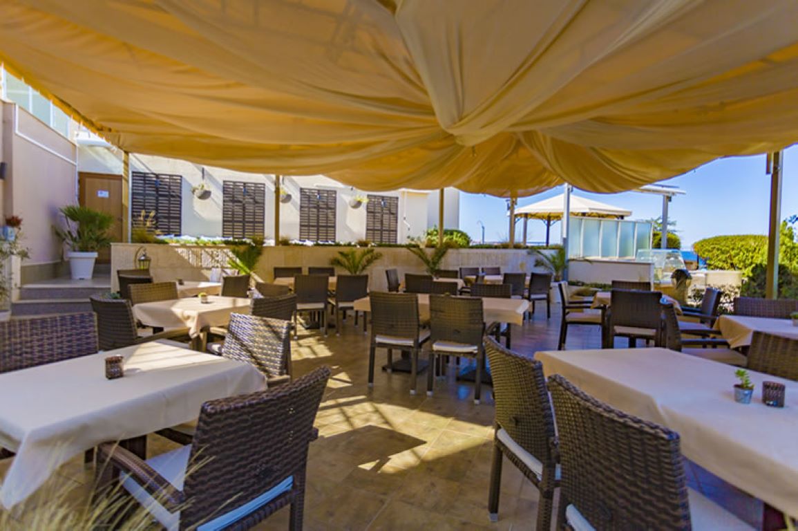 Hotel Selena Beach-Terasa restorana.jpg