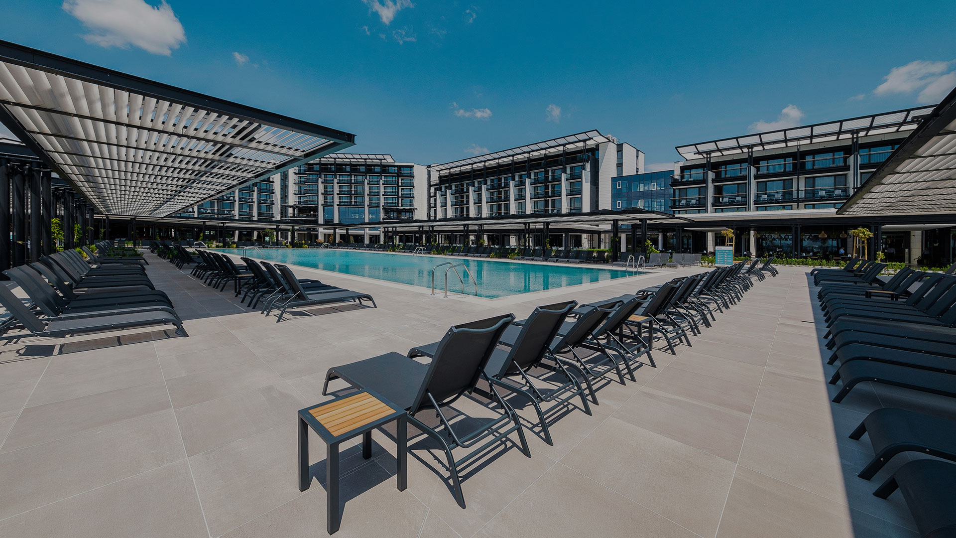 Voya Beach Resort-Bazen.jpg