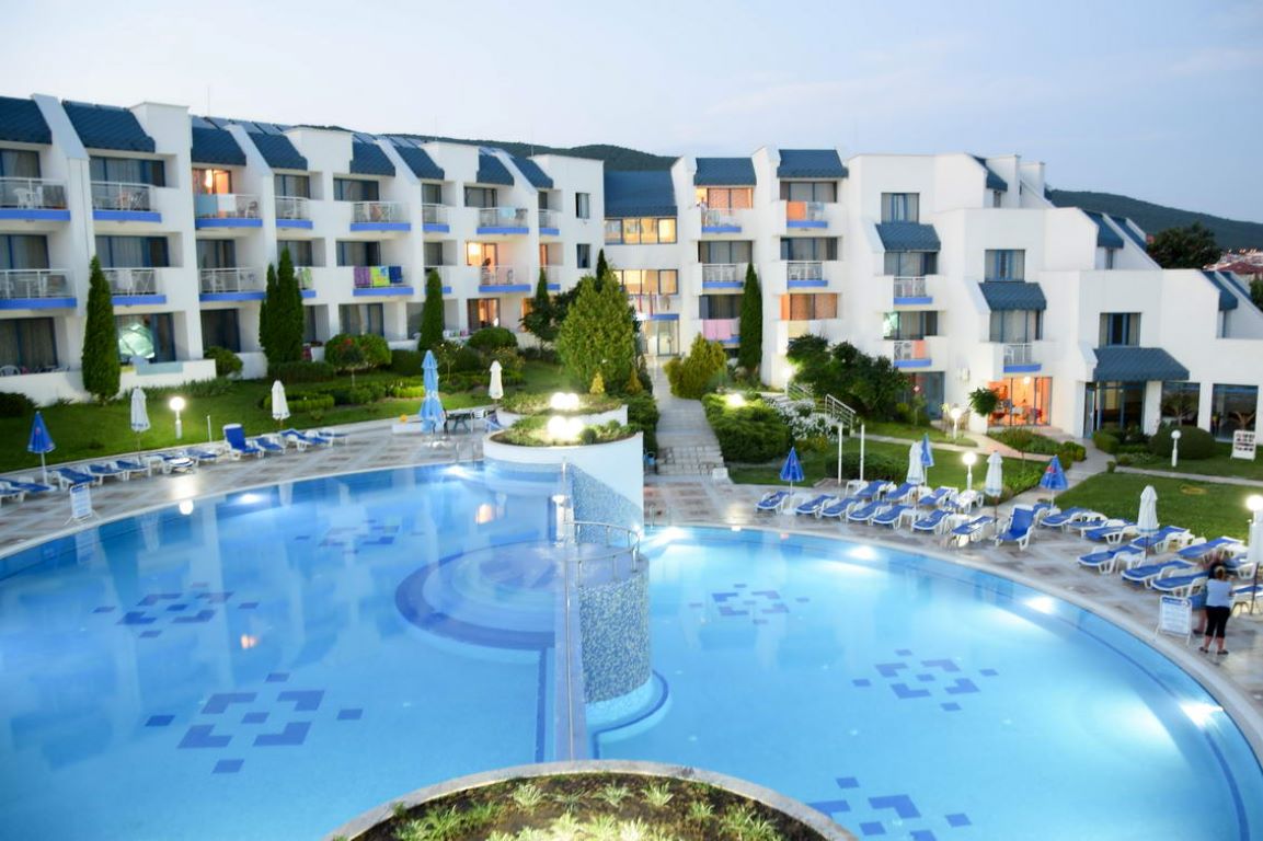 Hotel Sineva Park-Bazeni nocu.jpg