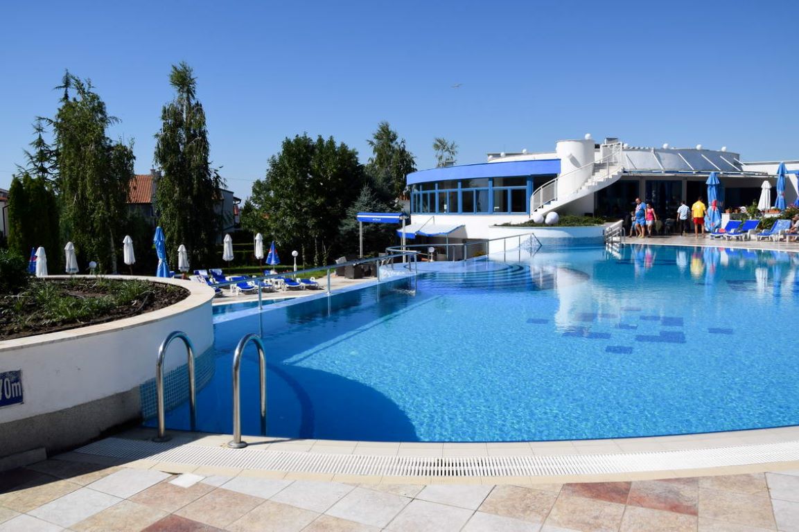 Sineva Park-Bazen.jpg
