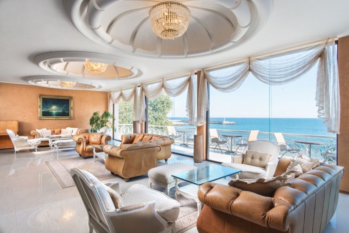 Hotel Palace-Lobby.jpg