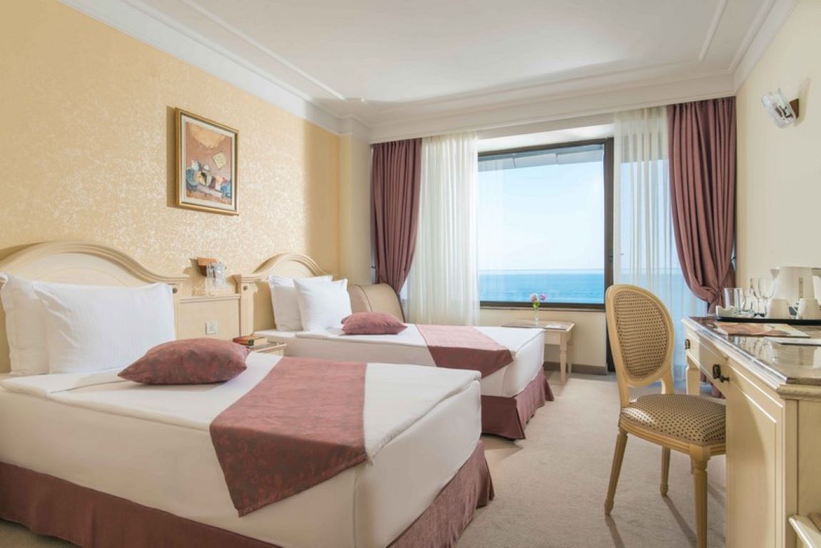 Hotel Palace-Standardna soba pogled more.jpg