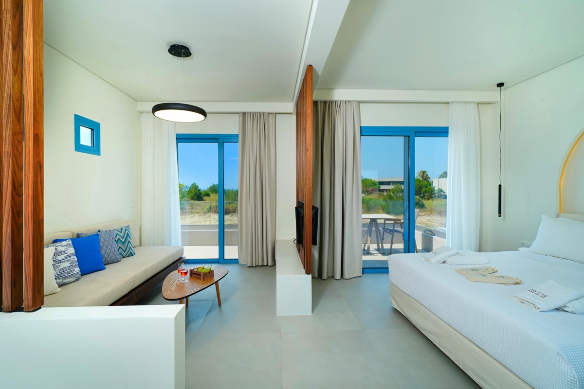 Narciso Luxury Suites deluxe jacuzzi.jpg