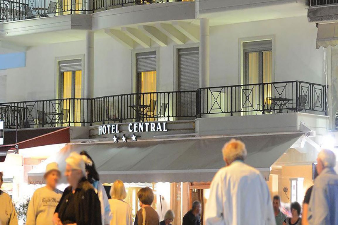 Hotel Central spolja i terasa.jpg