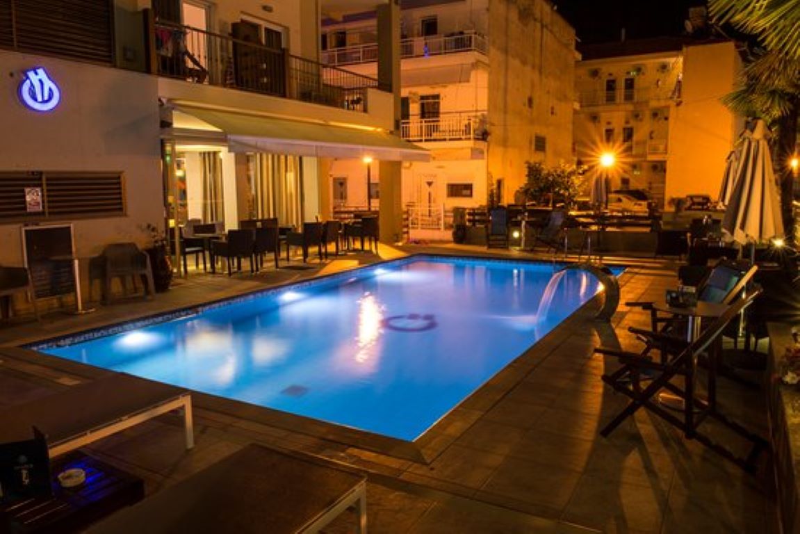 Olympos Suites Apartments bazen nocu.jpg
